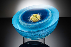 closed Vessel 3 (2021), bemalte, verklebte, polierte Weißglasscheiben _d.40cm h.28cm; Foto: (c) Norbert Heyl