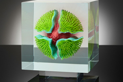 w.t.s.b.b. (2021) – bemalte, verklebte, polierete Weißglasscheiben; Foto: (c) Norbert Heyl