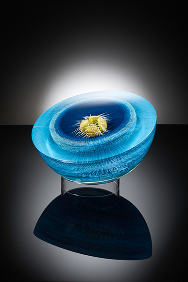closed Vessel 3 (2021), bemalte, verklebte, polierte Weißglasscheiben _d.40cm h.28cm; Foto: (c) Norbert Heyl