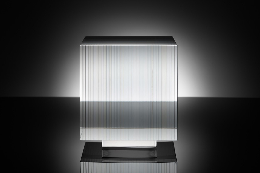 w.t.s.b.b. 1 Seitenansicht (2016) – 21x21x22 cm Optifloat, painted, glued, polished glass