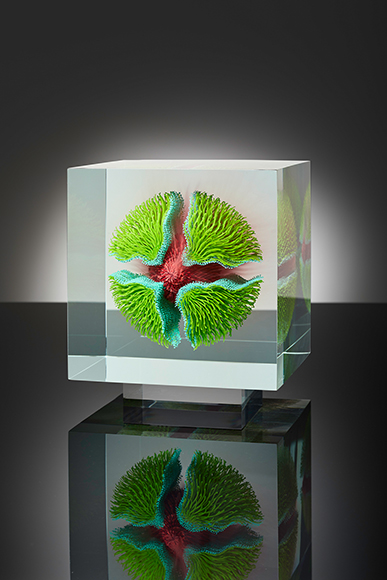w.t.s.b.b. (2021) – bemalte, verklebte, polierete Weißglasscheiben; Foto: (c) Norbert Heyl